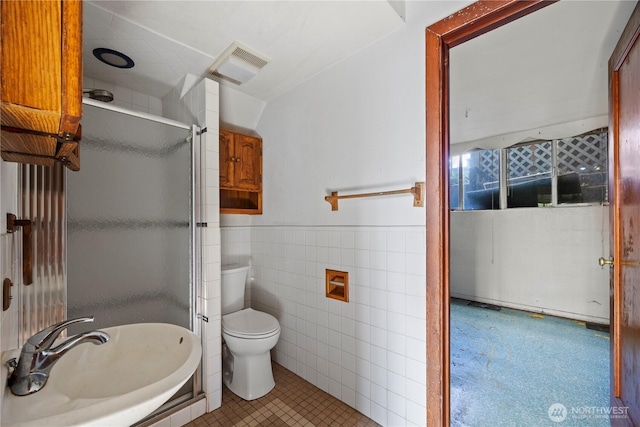 1203 S 8th Ave, Yakima, WA 98902 - full bath featuring a stall shower, tile walls, wainscoting, and tile patterned flooring