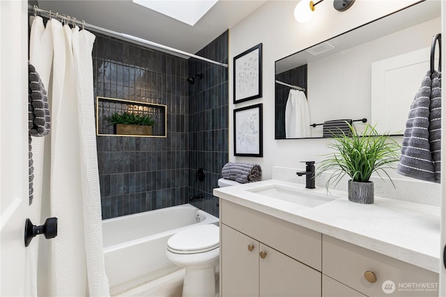5134 S Wallace St, Seattle, WA 98178 - full bathroom featuring vanity, shower / bath combo, and toilet