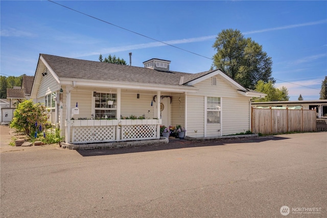 641 3rd Ave S, Kent, WA 98032 - view of front of house with a porch and roof with shingles