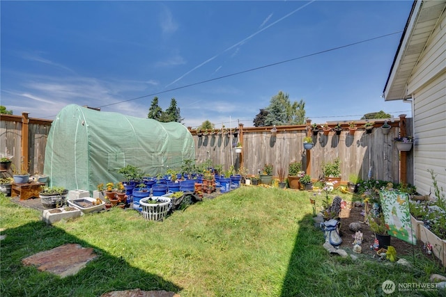 641 3rd Ave S, Kent, WA 98032 - view of yard featuring an exterior structure and an outdoor structure