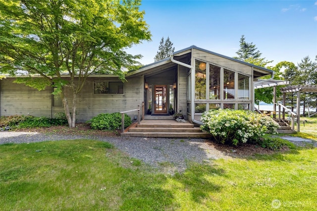 317 Eagles Roost Ln, Lopez Island, WA 98261 - mid-century home with a front lawn