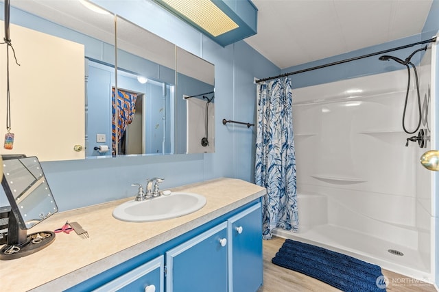 260 Ho Hum Ln, Aberdeen, WA 98520 - bathroom featuring wood finished floors, vanity, and curtained shower