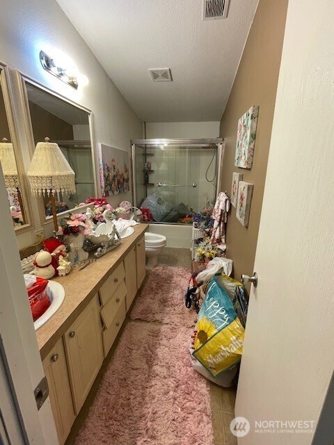11410 127th St E Unit 185, Puyallup, WA 98374 - bathroom with vanity, toilet, and enclosed tub / shower combo