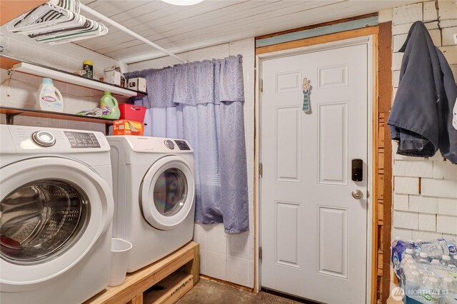 108 2nd St SE, Rainier, WA 98576 - laundry room with independent washer and dryer