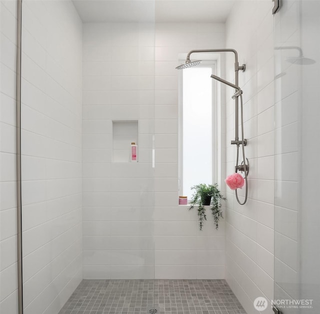 633 13th Ave E, Seattle, WA 98102 - bathroom featuring tiled shower