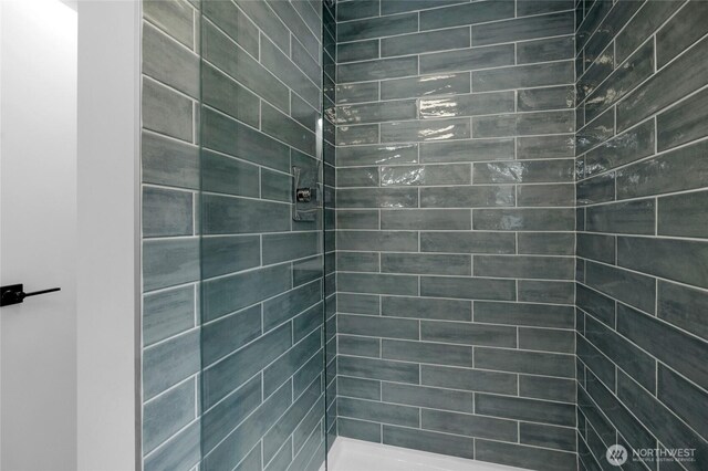 406 Center Pl, Everett, WA 98203 - bathroom featuring a tile shower