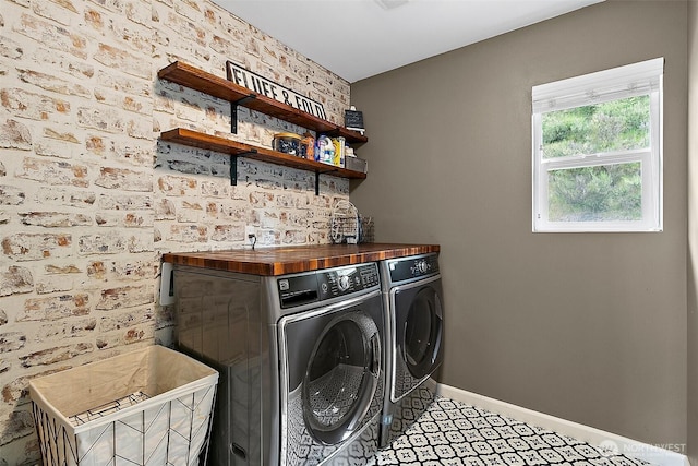 10508 174th Ave E, Bonney Lake, WA 98391 - laundry area with washer and dryer, baseboards, and bar area