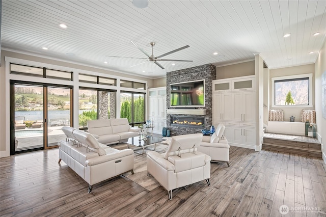 106 Shypoke Pl, Entiat, WA 98822 - living room featuring ornamental molding, a ceiling fan, a fireplace, wood finished floors, and recessed lighting