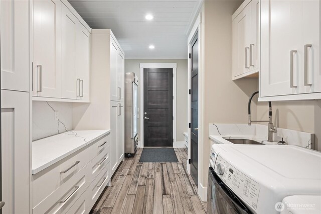106 Shypoke Pl, Entiat, WA 98822 - laundry room with light wood-style floors, recessed lighting, washing machine and dryer, baseboards, and crown molding