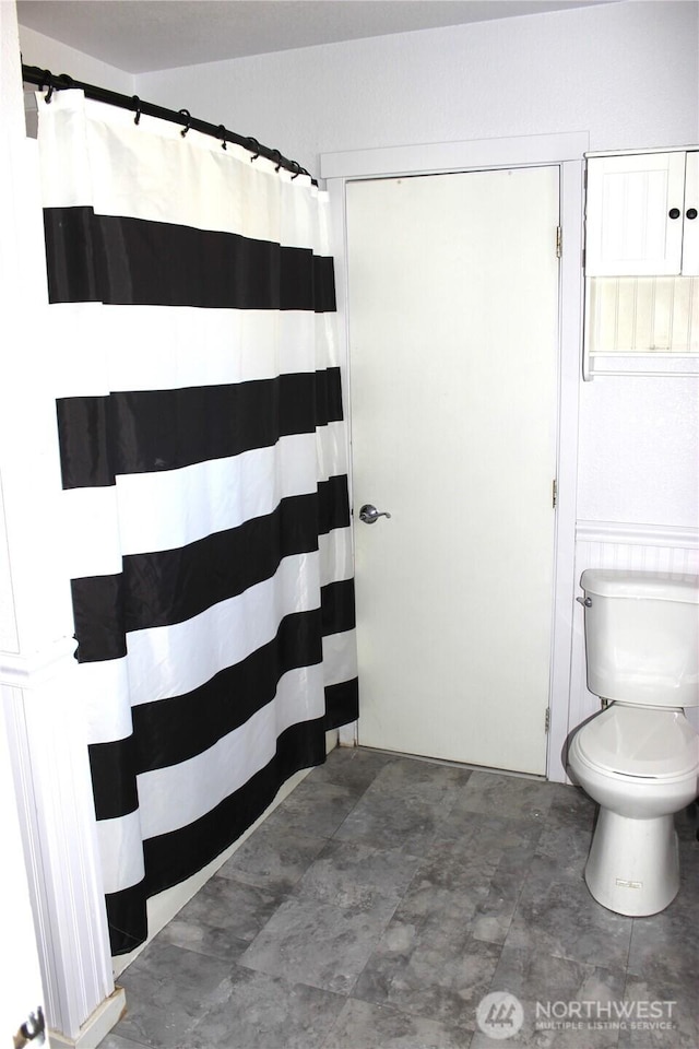 18343 Albany St SW, Rochester, WA 98579 - full bathroom featuring toilet and curtained shower