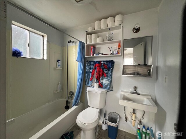 8040 Pacific Ave, Tacoma, WA 98408 - bathroom with toilet and shower / bath combo