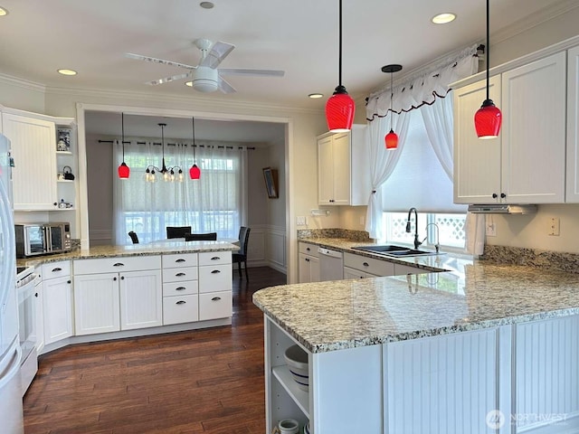 1436 Latham Ct, Dupont, WA 98327 - kitchen featuring open shelves, a peninsula, a sink, ceiling fan, and crown molding