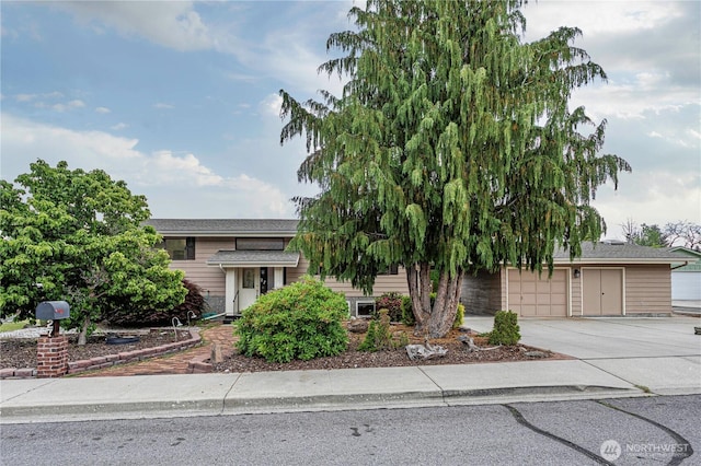 27 Poplar Ave, Wenatchee, WA 98801 - view of front of home with driveway and a garage