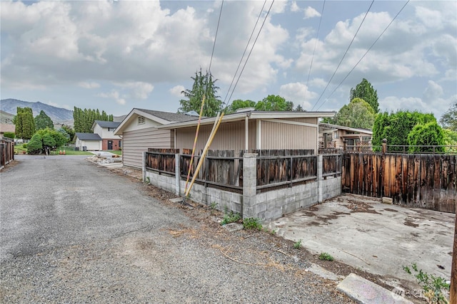 27 Poplar Ave, Wenatchee, WA 98801 - view of property exterior with a mountain view
