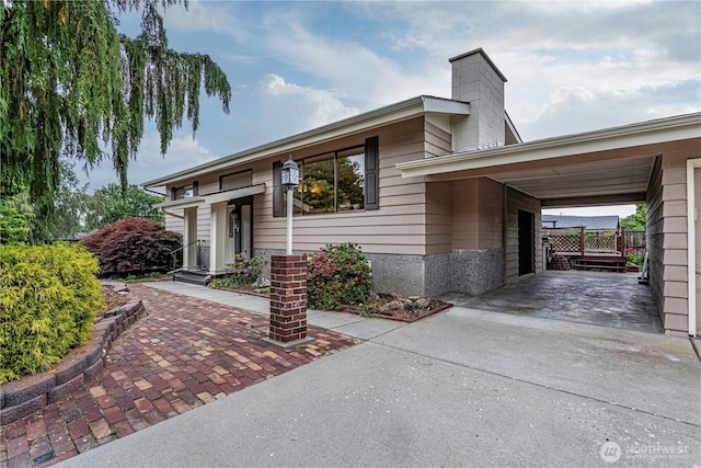 27 Poplar Ave, Wenatchee, WA 98801 - view of front of property with a chimney and driveway