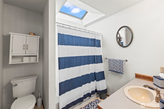 32232 7th Ave SW, Federal Way, WA 98023 - bathroom with a skylight, toilet, vanity, and a shower with shower curtain