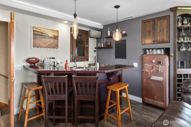 318 W Ridgeview Ln, Ellensburg, WA 98926 - indoor bar with dark wood-type flooring, baseboards, and pendant lighting