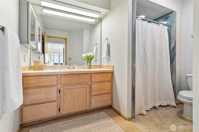 912 11th Unit 101, Bellingham, WA 98225 - full bath featuring toilet, vanity, baseboards, and a shower with curtain