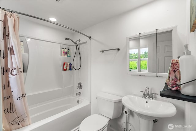 908 N Jeffries St, Aberdeen, WA 98520 - bathroom featuring shower / bath combo and toilet