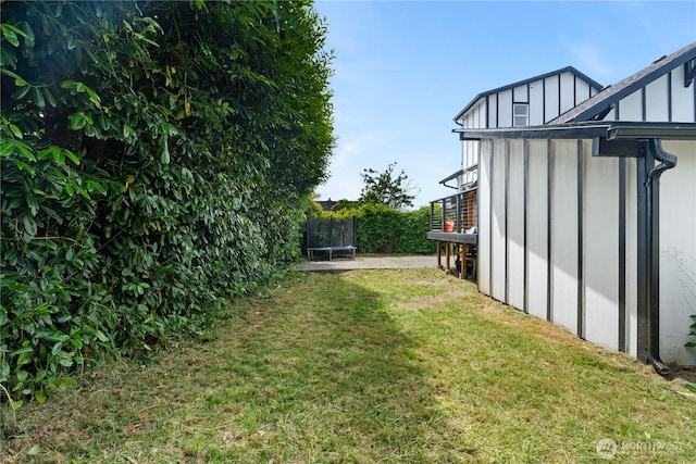 908 N Jeffries St, Aberdeen, WA 98520 - view of green lawn featuring a trampoline