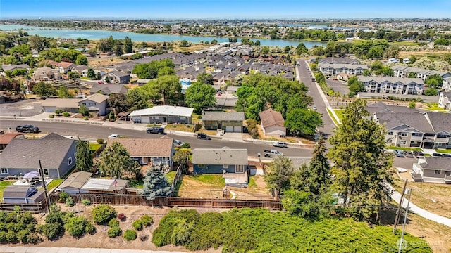 907 S Balsam St, Moses Lake, WA 98837 - aerial perspective of suburban area featuring a nearby body of water