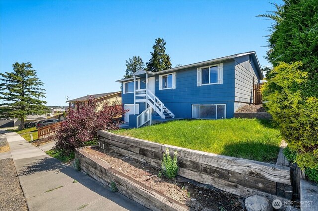 907 S Balsam St, Moses Lake, WA 98837 - view of front of property featuring stairs and a front lawn