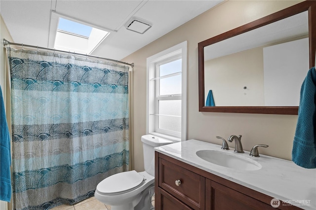 1427 100th St SW Unit 145, Everett, WA 98204 - full bath featuring toilet, vanity, a skylight, and curtained shower