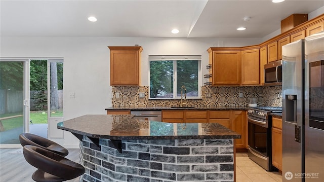 215 19th St, Gold Bar, WA 98251 - kitchen featuring stainless steel appliances, a sink, a center island, tasteful backsplash, and recessed lighting