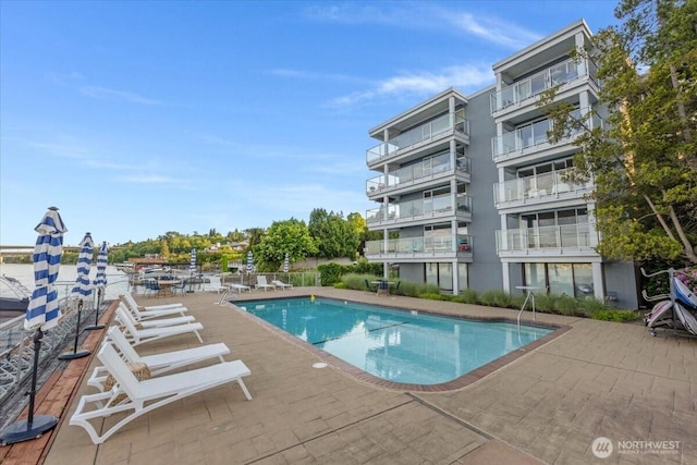720 Lakeside Ave S Unit 406, Seattle, WA 98144 - community pool with a patio