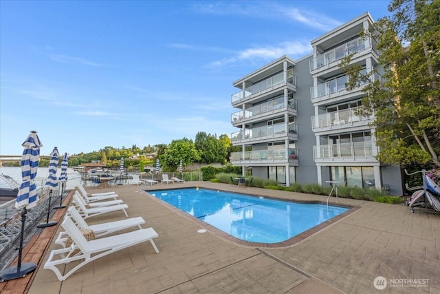 720 Lakeside Ave S Unit 406, Seattle, WA 98144 - community pool with a patio area