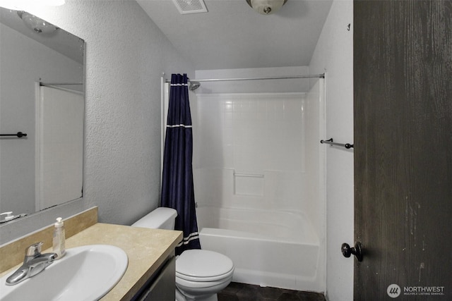 524 New Gate Dr, Prosser, WA 99350 - full bath with a textured wall, vanity, toilet, and shower / tub combo with curtain
