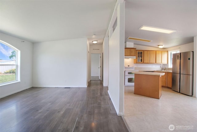 524 New Gate Dr, Prosser, WA 99350 - kitchen featuring freestanding refrigerator, range, a center island, open floor plan, and a sink