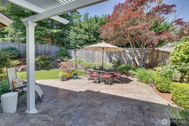 20520 NE 35th Pl, Sammamish, WA 98074 - fenced backyard featuring a patio area and outdoor dining space
