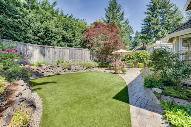20520 NE 35th Pl, Sammamish, WA 98074 - fenced backyard with a patio