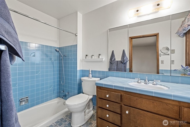 742 I St SW, Quincy, WA 98848 - bathroom featuring washtub / shower combination, toilet, vanity, tile walls, and tile patterned floors
