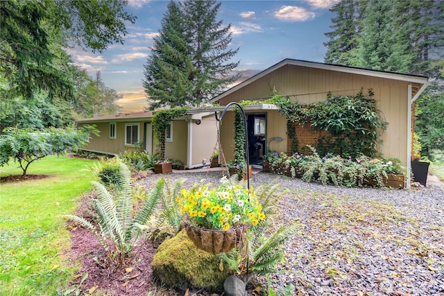 140 Leland Rd, Longview, WA 98632 - ranch-style house with a front yard