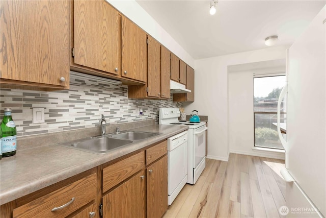 1755 W Sunn Fjord Ln Unit D65, Bremerton, WA 98312 - kitchen featuring white appliances, a sink, light wood-style flooring, tasteful backsplash, and under cabinet range hood
