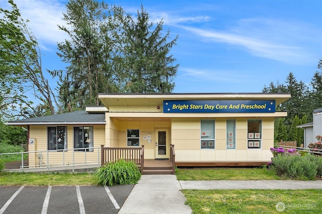 740 4th Ave NW, Issaquah, WA 98027 - view of property with uncovered parking