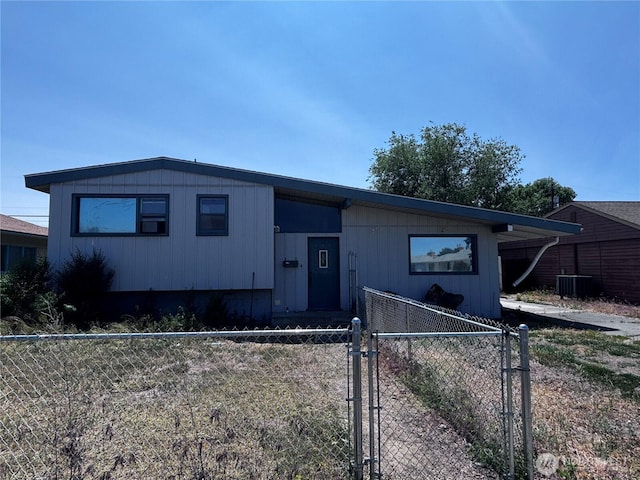 927 E Cherry Ave, Moses Lake, WA 98837 - photo 1