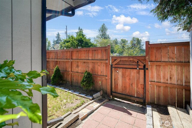 6965E E E, Tacoma, WA 98404 - view of yard with a gate