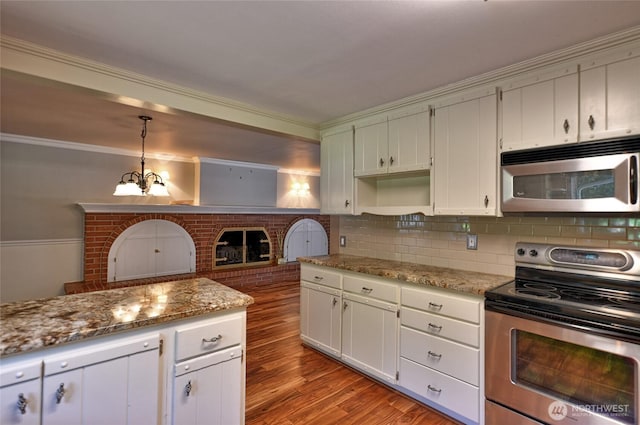 26025 Tronson Rd, Arlington, WA 98223 - kitchen featuring stainless steel appliances, crown molding, light wood-type flooring, tasteful backsplash, and white cabinetry