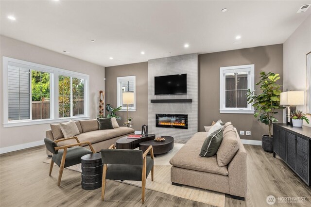 215 8th Ave W, Kirkland, WA 98033 - living room featuring light wood-style floors, baseboards, a fireplace, and recessed lighting