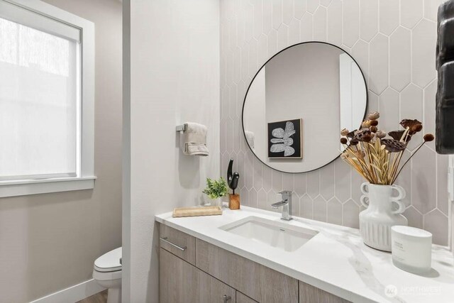 215 8th Ave W, Kirkland, WA 98033 - bathroom with tasteful backsplash, vanity, and toilet