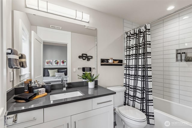 203 8th Ave W, Kirkland, WA 98033 - full bathroom with vanity, toilet, shower / tub combo with curtain, and recessed lighting