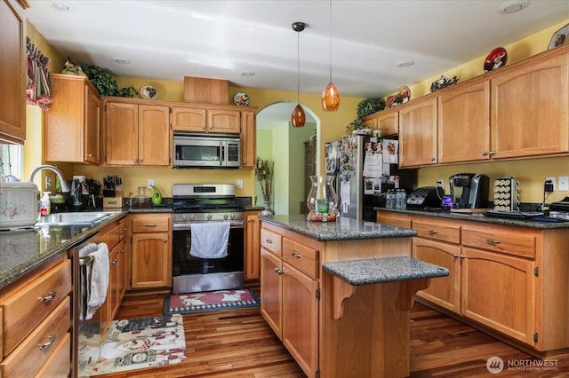 1440 Allyn Ln, Oak Harbor, WA 98277 - kitchen with appliances with stainless steel finishes, a sink, a center island, dark wood finished floors, and recessed lighting