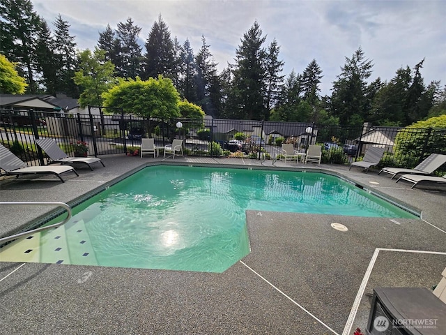 31500 33rd Pl SW Unit H101, Federal Way, WA 98023 - community pool with a patio and view of wooded area