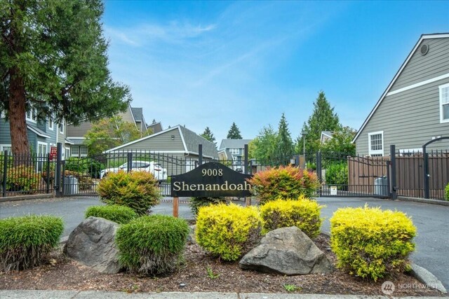 9008 NE 54th St Unit A3, Vancouver, WA 98662 - community sign with a gate
