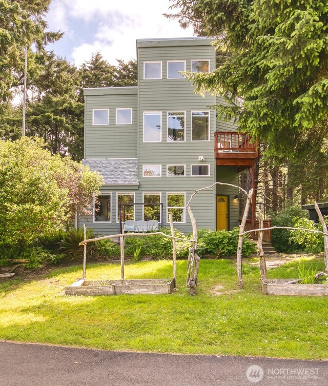 24 Nancy Ln, Copalis Beach, WA 98535 - view of front of house with a front lawn and a garden