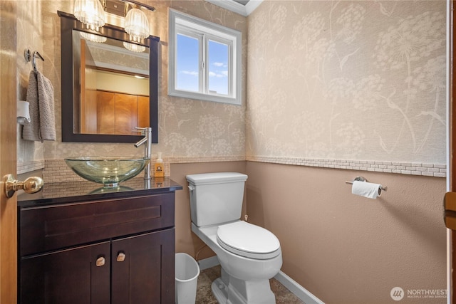 972 Rose Pl, Buckley, WA 98321 - half bathroom featuring toilet, vanity, baseboards, and wallpapered walls