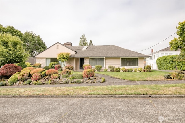 809 N K St, Aberdeen, WA 98520 - ranch-style home with a chimney and a front yard